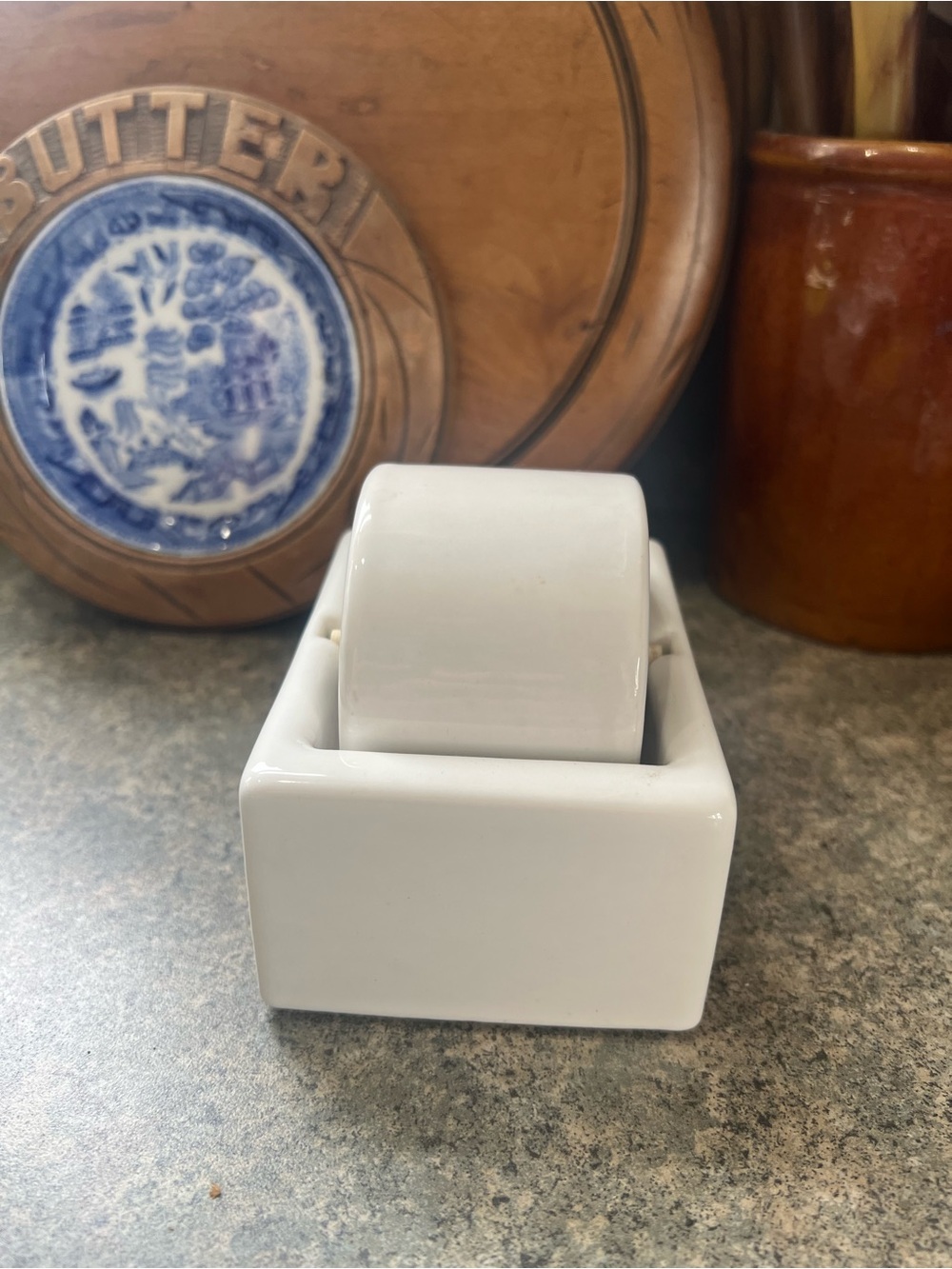 VINTAGE IDL SENIOR
MOISTENER WHITE
PORCELAIN ENVELOPE/ STAMP ROLLER MADE IN USA